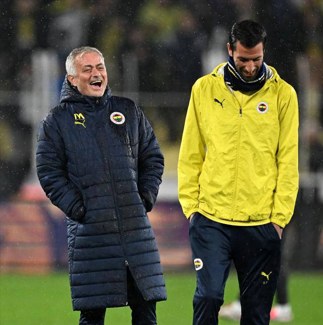 包含阿尔瓦赛（Alves）完成帽子戏法，为球队赢得胜利的词条